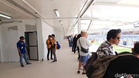 Lokasi Royal Box langsung berhadapan dengan tribun serta garis start/finish.