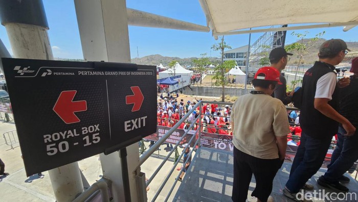Mengintip 'Kotak Sultan' di MotoGP Mandalika Para tamu VIP dan VVIP punya tempat khusus saat menonton balapan MotoGP Mandalika. Namanya Royal Box, seperti apa tempatnya?