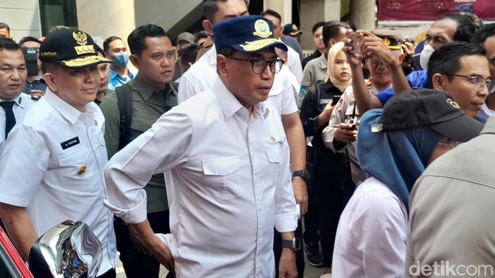 Menteri Perhubungan Budi Karya Sumadi merepons rencana pemberhentian operasional feeder LRT Palembang.