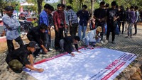Mereka juga membubuhkan tanda tangan dukungan kepada Gibran sebagai cawapres 2024.  