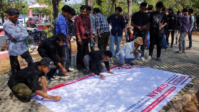 Dukungan untuk Gibran Rakabuming Raka berkompetisi di Pemilu 2024 semakin gencar. Dukungan ini kali datang dari perwakilan millenial di Indramayu.