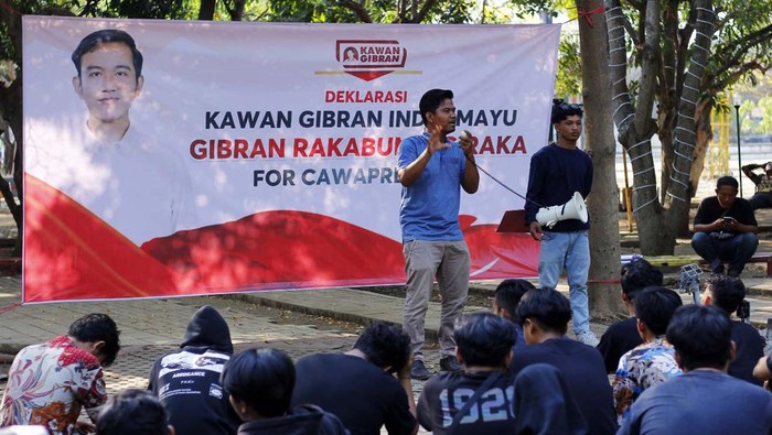 Dukungan untuk Gibran Rakabuming Raka berkompetisi di Pemilu 2024 semakin gencar. Dukungan ini kali datang dari perwakilan millenial di Indramayu.