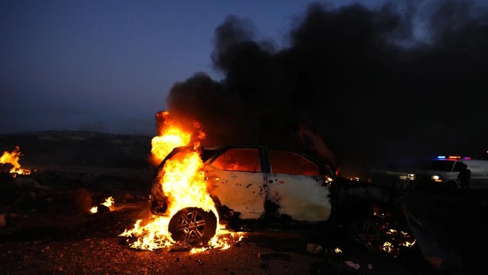 Mobil yang ditumpangi sekelompok wartawan terbakar hebat usai terkena gempuran Israel di wilayah Lebanon bagian selatan. (AP Photo/Hassan Ammar)