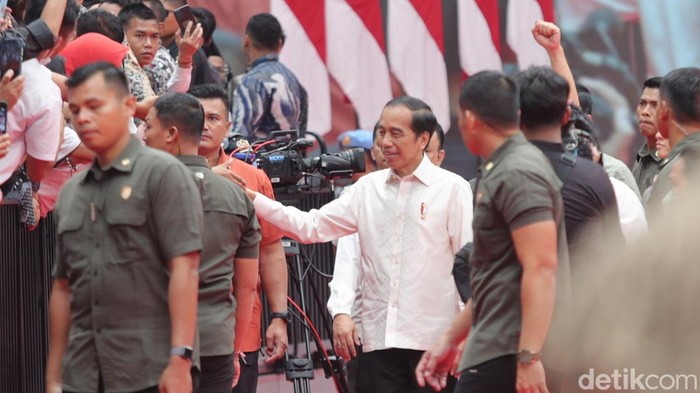 Momen Jokowi Buka Rakernas VI Projo di Indonesia Arena Presiden Joko Widodo (Jokowi) bicara sosok pemimpin yang dibutuhkan Indonesia. Dia kembali menyinggung sosok pemimpin yang berani dan punya nyali.