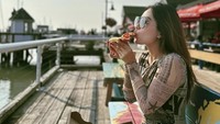 Wanita 24 tahun ini juga sempat mampir ke dermaga Steveston Fishermans Wharf, Richmond BC, Kanada. Di sana ia menikmati pemandangan sambil makan pizza. Foto: Instagram natashawilona12