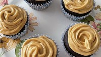 Sesekali Natasha memamerkan hasil masakannya. Ia mengunggah foto cupcake buatannya yang diberi nama Gluten free chocolate cupcakes with Raspberry curd fillings & peanut buttercream. Foto: Instagram natashawilona12