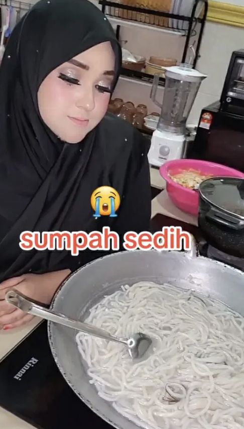 Ngeri! Helaian Rambut Misterius Selalu Muncul Saat Pasangan Ini Masak Mie