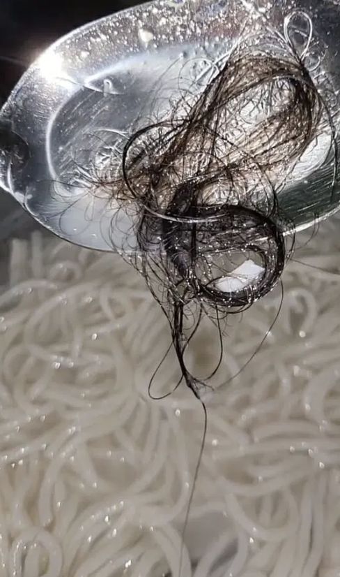 Ngeri! Helaian Rambut Misterius Selalu Muncul Saat Pasangan Ini Masak Mie