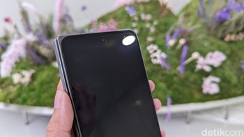 Cover screen Oppo Find N3 kini dibuat lebih besar sehingga ukurannya menyamai ponsel tradisional. Foto: Virgina Maulita Putri/detikINET