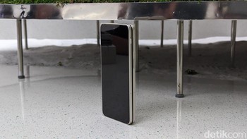 detikINET berkesempatan memotret Oppo Find N3 Flip sebelum resmi diluncurkan. Dapat dilihat mengalami perubahan yang signifikan karena lebih tinggi ketimbang Find N2. Foto: Virgina Maulita Putri/detikINET
