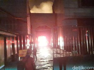 Sudah 3 Jam, Pemadaman Pabrik Kertas di Kudus Terkendala Angin Kencang