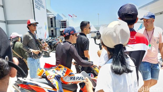 Para rider di paddock MotoGP Mandalika 2023
