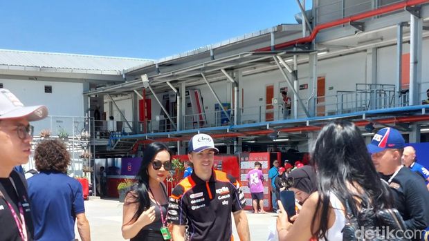 Para rider di paddock MotoGP Mandalika 2023