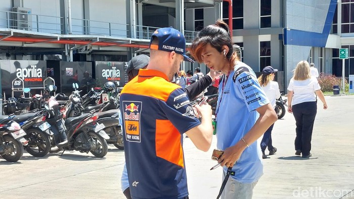Para rider di paddock MotoGP Mandalika 2023