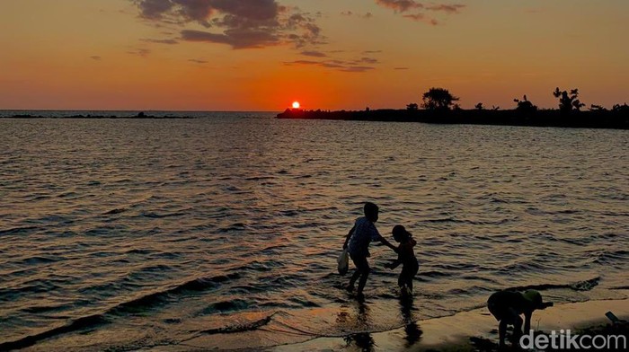 Pantai Akkarena Makassar