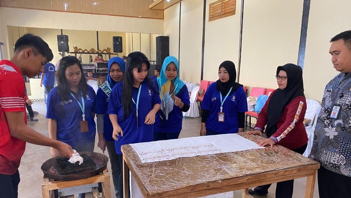 Pelatihan batik cap motif gading di Lapas Ngawi.