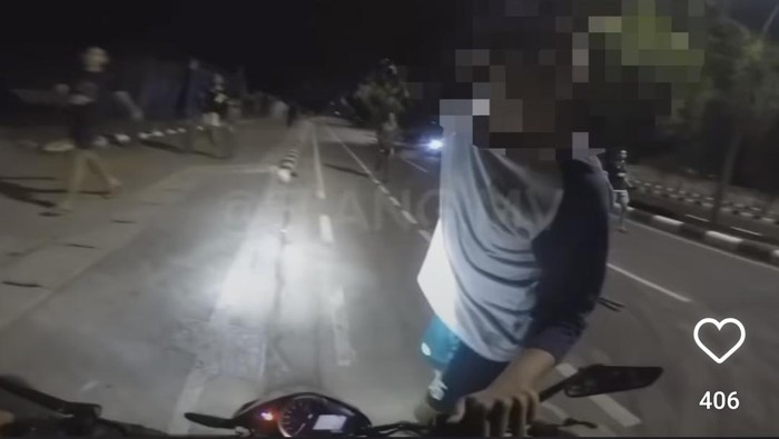 Pemotor di Bogor diadang oleh pria misterius (dok. screenshot video viral).