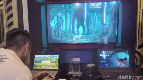 Pengunjung acara IGDX memainkan video game Kejora di hotel The Stone, Kuta, Jumat (13/10/2023).