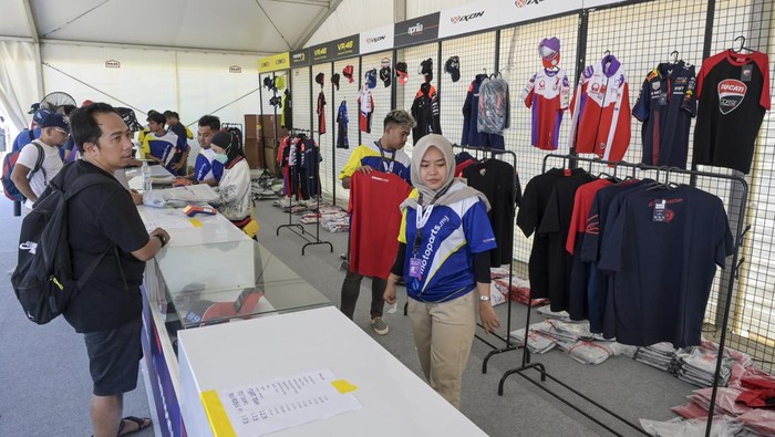 Penjualan pernak-pernik MotoGP Mandalika Sejumlah penonton membeli pernak-pernik berupa kaos dan topi bertema tim pembalap MotoGP di Pertamina Mandalika International Street Circuit, Lombok Tengah, Praya, NTB, Sabtu (14/10/2023). Selain menonton jalannya balapan MotoGP Mandalika 2023, mereka juga banyak yang membeli pernak-pernik khas bertemakan MotoGP yang dijual di dalam area UMKM sirkuit Mandalika. ANTARA FOTO/Ahmad Subaidi/tom.