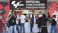 Pernak-pernik tersebut dijual di dalam area UMKM sirkuit Mandalika. 