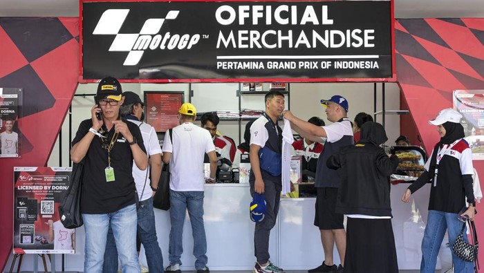 Penjualan pernak-pernik MotoGP Mandalika Sejumlah penonton membeli pernak-pernik berupa kaos dan topi bertema tim pembalap MotoGP di Pertamina Mandalika International Street Circuit, Lombok Tengah, Praya, NTB, Sabtu (14/10/2023). Selain menonton jalannya balapan MotoGP Mandalika 2023, mereka juga banyak yang membeli pernak-pernik khas bertemakan MotoGP yang dijual di dalam area UMKM sirkuit Mandalika. ANTARA FOTO/Ahmad Subaidi/tom.