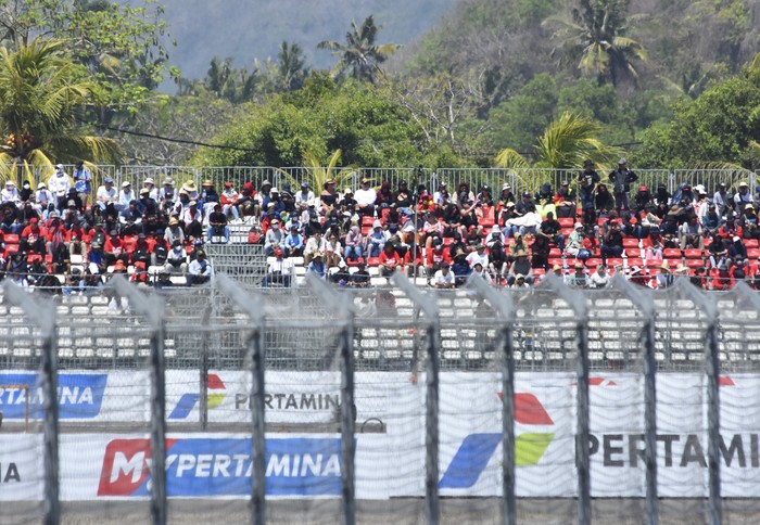 Petugas memeriksa sejumlah penonton sebelum menuju tribun pada hari kedua MotoGP Mandalika 2023 di Pertamina Mandalika International Street Circuit, Praya, Lombok Tengah, NTB, Sabtu (14/10/2023). Hari kedua balapan kualifikasi MotoGP Mandalika mulai ramai disaksikan penonton dari berbagai daerah di Indonesia. ANTARA FOTO/Ahmad Subaidi/tom.