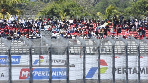 Petugas memeriksa sejumlah penonton sebelum menuju tribun pada hari kedua MotoGP Mandalika 2023 di Pertamina Mandalika International Street Circuit, Praya, Lombok Tengah, NTB, Sabtu (14/10/2023). Hari kedua balapan kualifikasi MotoGP Mandalika mulai ramai disaksikan penonton dari berbagai daerah di Indonesia. ANTARA FOTO/Ahmad Subaidi/tom.