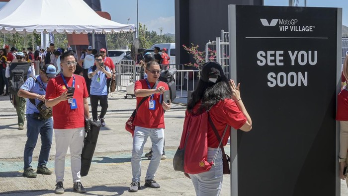 Penonton balapan kualifikasi MotoGP Mandalika 2023 Petugas memeriksa sejumlah penonton sebelum menuju tribun pada hari kedua MotoGP Mandalika 2023 di Pertamina Mandalika International Street Circuit, Praya, Lombok Tengah, NTB, Sabtu (14/10/2023). Hari kedua balapan kualifikasi MotoGP Mandalika mulai ramai disaksikan penonton dari berbagai daerah di Indonesia. ANTARA FOTO/Ahmad Subaidi/tom.