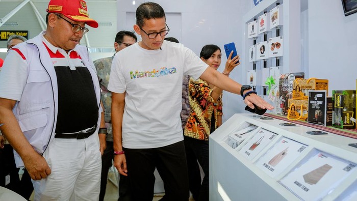 Menteri Pariwisata dan Ekonomi Kreatif (Menparekraf) Republik Indonesia, Sandiaga Salahauddin Uno ketika meninjau Planogram Goes to Mandalika 2023 pada Sabtu (14/10/2023).