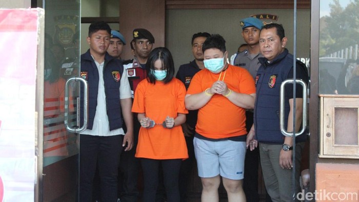 Polisi menangkap dua wanita asal Bogor karena mencuri uang di Bandara I Gusti Ngurah Rai, Bali.