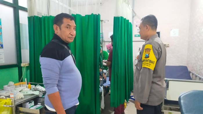 Polisi menunggu penanganan korban diduga nekat tusuk leher sendiri dengan gunting di Mojokerto.
