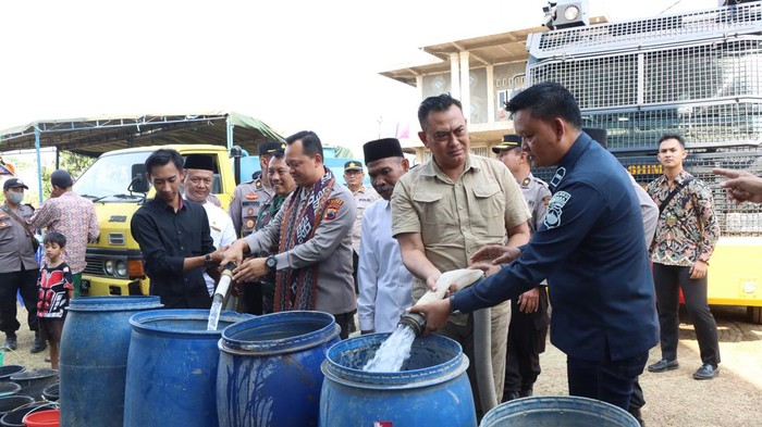 Polres Jepara salurkan bantuan air bersih untuk warga terdampak kekeringan, Sabtu (14/10/2023).
