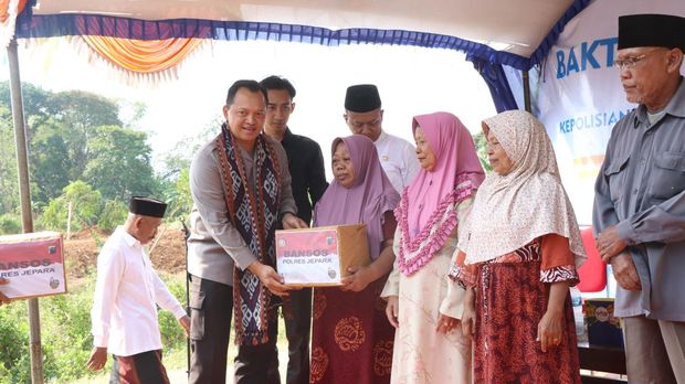 Polres Jepara salurkan bantuan air bersih untuk warga terdampak kekeringan, Sabtu (14/10/2023).