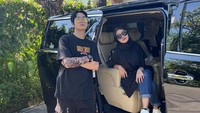 Evan mengaku saat ini tengah berjuang menghadapi kesepian setelah tidak lagi bersama anak-anaknya. Jujur saya kalah dengan kenyataan, dimana saya dirumah sendiri. Demam tinggi dan melihat semua mainan anak-anak saya. Foto anak-anak saya, baju-bajunya, wangi-wangiannya, boneka-bonekanya, foto nikah kami, coretan-coretan di tembok, tulis Evan. Foto: Instagram: @evanmarvino