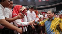 Lalu ada Ketum Partai Golkar Airlangga Hartarto yang menghadiri Rakernas ke-VI Projo.