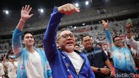 Kemudian disusul oleh Ketum PAN Zulkifli Hasan atau Zulhas tiba pukul 13.35 WIB. Zulhas hadir bersama rombongan blue squad.