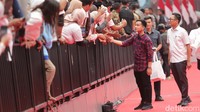 Tampak Gibran juga hadir dan menyapa para relawan.