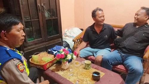 Polisi turun tangan mengatasi pria mabuk membuat onar di Jalan Belimbing Nomor 21, Banjar Kaliungu Kelod, Kelurahan Dangin Puri, Kecamatan Denpasar Timur, Kota Denpasar.