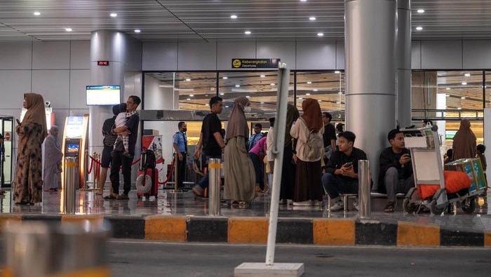 Sejumlah calon penumpang menunggu jadwal pemberangkatan di terminal keberangkatan Bandara Mutiara Sis Aljufri, Palu, Sulawesi Tengah, Sabtu (14/10/2023). Sejumlah sarana dan prasarana pendukung layanan bandara yang mengalami kerusakan akibat bencana gempa bumi 2018 silam berfungsi kembali setelah dilakukan rehabilitasi dan rekonstruksi oleh Kementerian Perhubungan dengan bantuan Asian Development Bank (ADB). ANTARA FOTO/Basri Marzuki/tom.