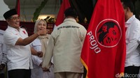 Prabowo memakai jaket yang bertuliskan ’Setia di Garis Rakyat’.