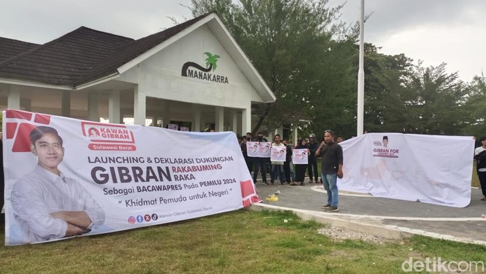 Relawan tergabung dalam Kawan Gibran deklarasi mendukung Gibran Rakabuming menjadi cawapres 2024.