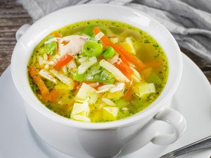 Resep Sup Ayam Sayuran Segar untuk Menu Makan Siang