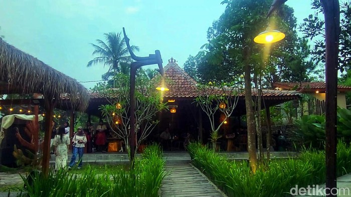 Resto Tepi Kali