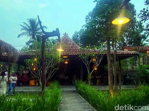 Resto Hidden Gems! Enak Sambil Ngopi Nikmat di Tepi Kali Sukabumi