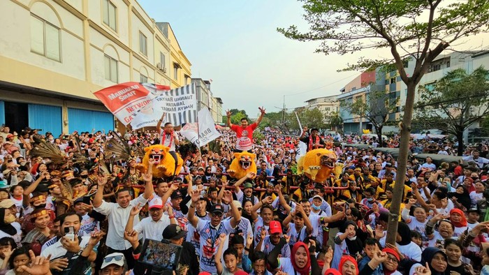 Ribuan Relawan Goyang βPanggung Ganjarβ di Jakut Ribuan relawan pendukung Ganjar Pranowo memadati Pademangan Jakarta Utara siang ini. Mereka memeriahkan Panggung Gue ANak JAkaRta (Panggung Ganjar) dan Festival Budaya Nusantara.