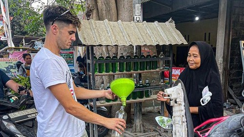 Marcos Ramirez Fernandez rider Moto2 beli bensin eceran di warung Ramlah, warga Kuta Mandalika.