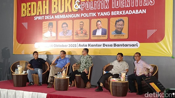 Rocky Gerung dalam acara bedah buku di Bogor (Rizky/detikcom)