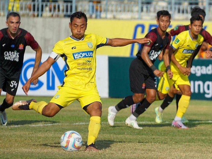 Samsul Arif ketika mengeksekusi tendangan penalti.