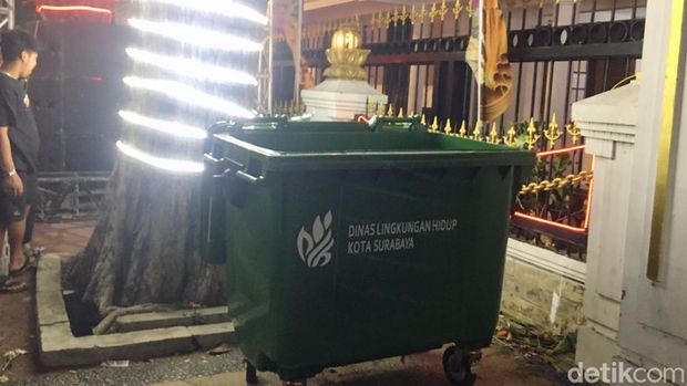 Sejumlah bak sampah sudah dipersiapkan di sekitaran Gedung Negara Grahadi antisipasi kebersihan selama Pasar Rakyat berlangsung.