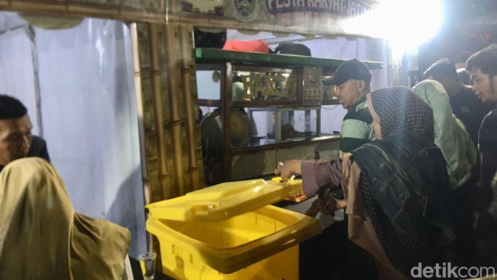 Sejumlah bak sampah sudah dipersiapkan di sekitaran Gedung Negara Grahadi antisipasi kebersihan selama Pasar Rakyat berlangsung.